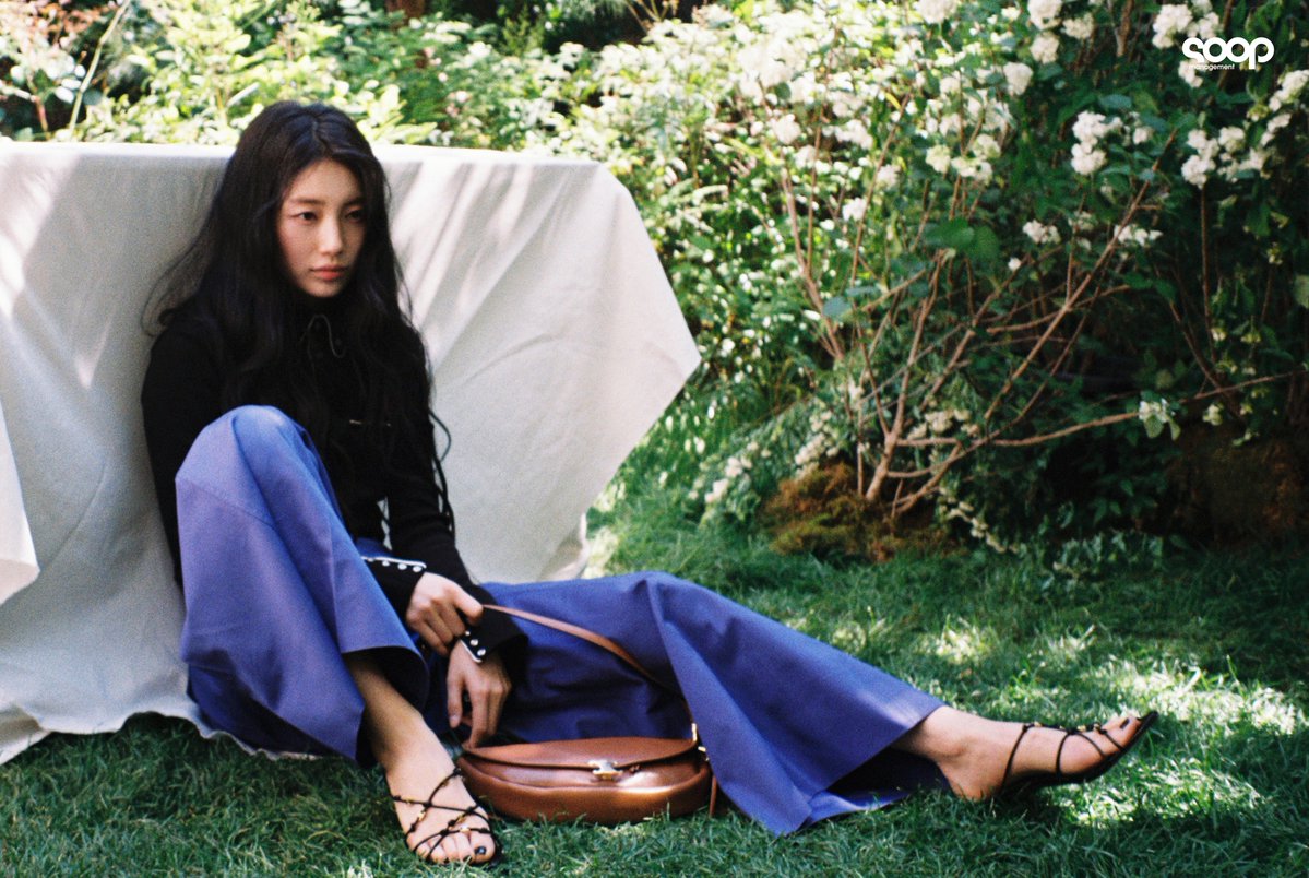 soop_ent's tweet photo. 싱그러운 햇살과 수지 ♡°˚
이런 여름이라면 환영합니다☀️

#광고 #수지 #Suzy #셀린느 #Celine https://t.co/gWq1Pzljcf