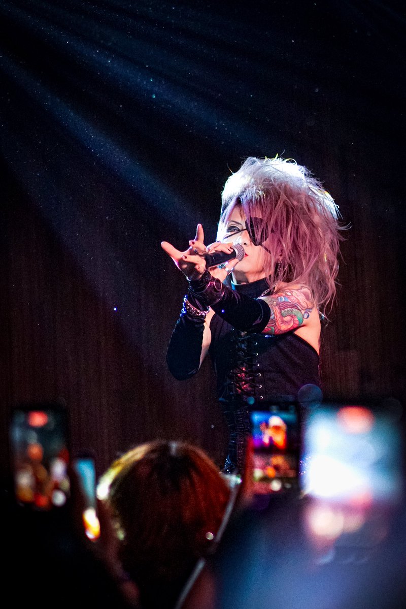 artcube_z's tweet photo. Moi dix Moisも、いよいよ週末にはフランスでコンサートだ！

今年は有難い事にSethやせいじとして色々な国へ出向き歌を届ける事が出来る。

各国バンドでのコンサートとなると俺が決定出来る事ではないので難しいのだが

要望があれば各国へ向かいMoi dix MoisやRedo楽曲を届けに行きたい。

Mana様やRuiza君といった素晴らしい楽曲と世界観を創り出すギターリストとにボーカルとして選んでもらった以上は世界へ届ける責任もある！

ボーカル人生これからが一番楽しくなるな！
