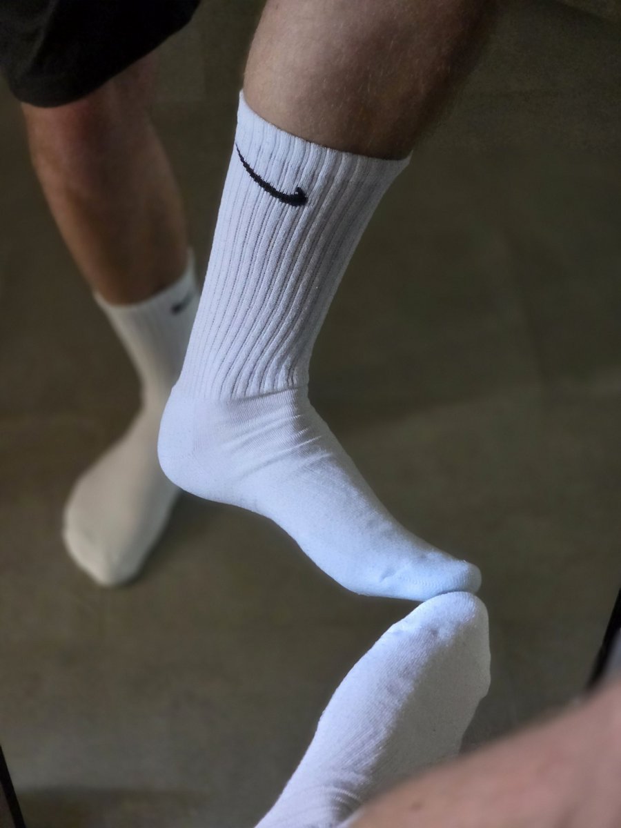 SteveXclusive_'s tweet photo. Mirror mirror on the wall, who is the nikest one of all?😜

#nike #socks #gay #feet #whitesocks https://t.co/sW4MrnyI0E