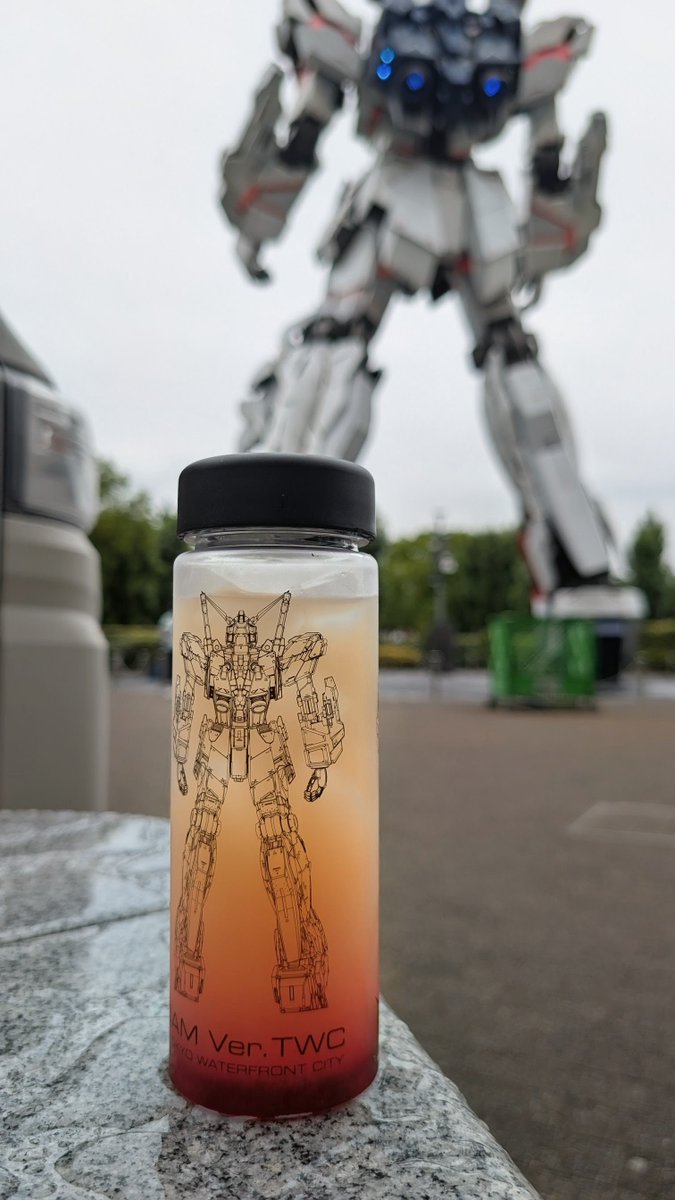 gr4gou's tweet photo. 実物大ユニコーンガンダム立像クリアボトル付きドリンク♪1650円⁉️
#ガンダムカフェ 
#ユニコーンガンダム https://t.co/7sNripf7I4