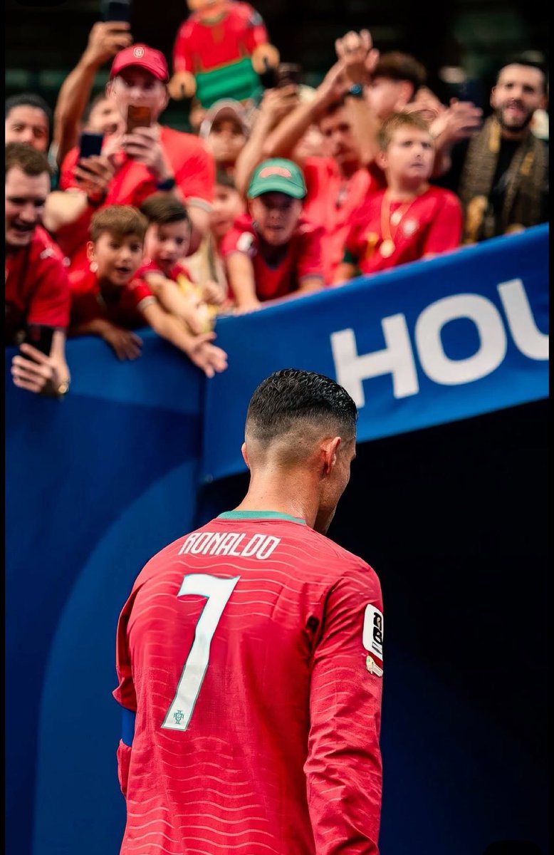 tanishkabhonsle's tweet photo. It was never about @Cristiano or Messi.
It was always about the discipline, dedication, and relentless pursuit of excellence I saw in him.

In 2022, I cried hella watching him walk away.
In 2026, I smiled and cherished watching him walk away. ❤️

Siuuuuuuuuuuuuuuu https://t.co/jczS6ZjlwQ