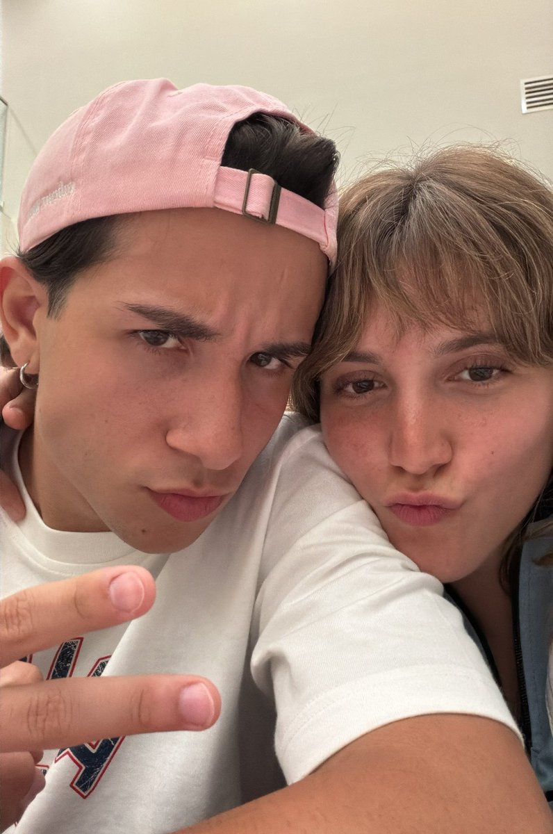 notlulaa_'s tweet photo. ustedes entienden que ya van casi 2 décadas siendo amigos, los amo mis nenes🤏🏻💗 https://t.co/dc96Abyops