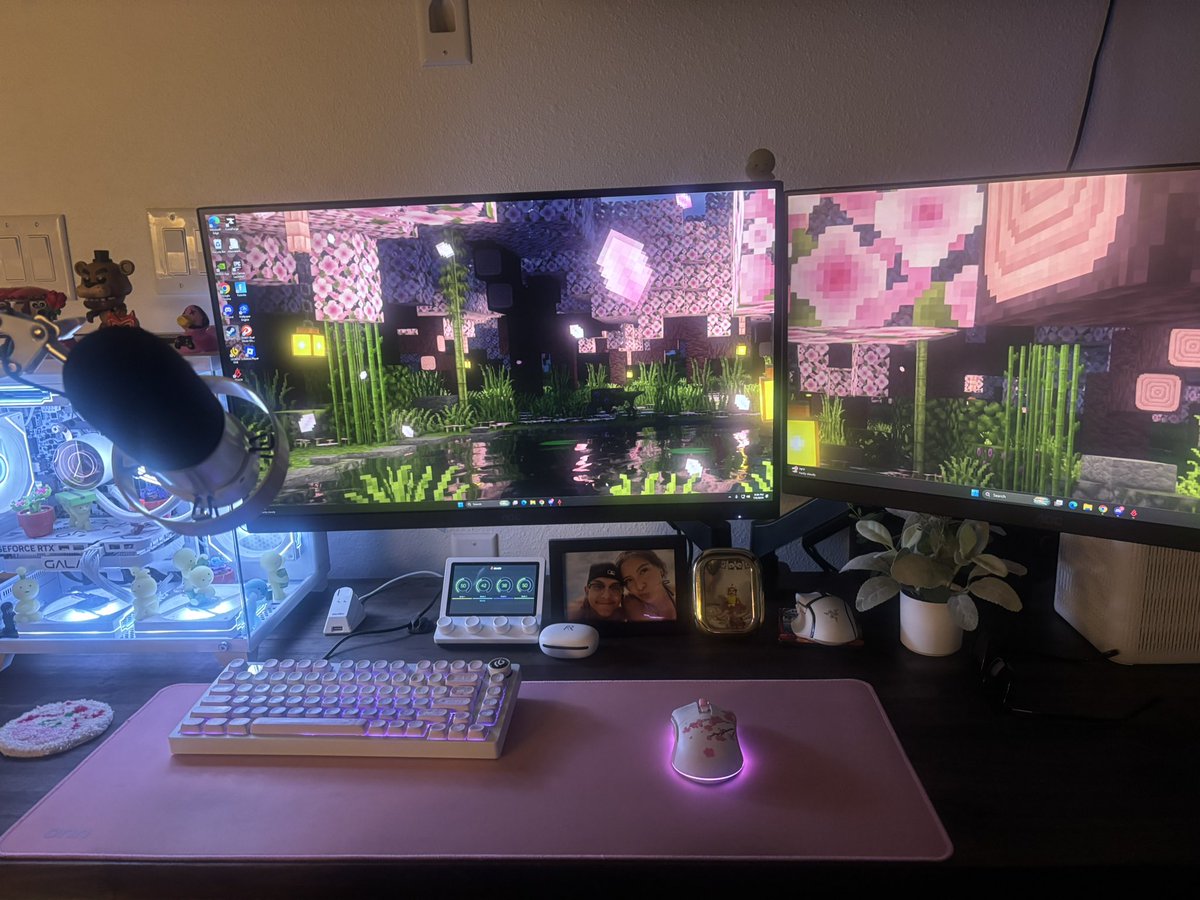 jennayskies's tweet photo. eeeek new desk + wallpaper<33 https://t.co/gs3rpLCWsb