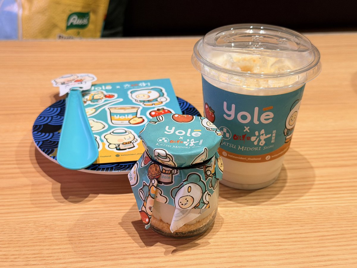 thunniefavs's tweet photo. แกกกกก Yolé x Katsu Midori ทำน้อง Neko Pudding ออกมาได้น่ารักมาก! 🤩 นี่ไปกับเพื่อนเลยสั่งขนมที่เค้าคอแลปกันมาชิมครบเลยทั้ง 3 อย่าง ทั้งหมดเป็นรส Yogurt Apple Crumble หวานซ้อนเปรี้ยว อร่อยนัวๆ มีอะไรให้เคี้ยวกรุบๆ 

กินเสร็จเอาพวกน้องๆสติ๊กเกอร์ไปแลกรับส่วนลด 10% ที่ Yolé ได้ทุกสาขาเลย 🍦✨ อันนี้แอบถามพี่พนง.มา พี่เค้าบอกว่าถ้าคนไหนกิน Yolé ก่อนก็สามารถเอาใบเสร็จมาแลกขนมที่ Katsu Midori ได้เหมือนกันนะ น่าจะได้ตัว cheese cake ฟรีถ้าเราจำไม่ผิด 

*ส่วนลดลดได้ size L (189฿) ขึ้นไปนะ*