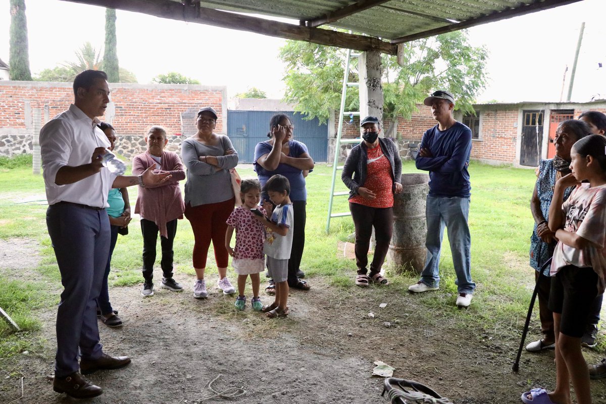 chrisenriquezh's tweet photo. Agradezco a las y los vecinos de la comunidad de La Caja por la invitación para platicar y poder escuchar sus inquietudes. Estamos a la orden 🫡 #DelEscritorioAlTerritorio https://t.co/0N6GW2kxHP