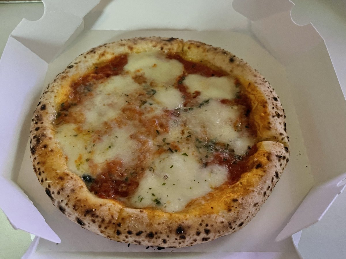 VtShingo's tweet photo. 良い映画を観た後は
気になっていたセブンイレブン店内仕上げのマルゲリータ🍕

厚めモチモチがお好きな方はオススメ！

休みの日なので
昼から🍺呑んじゃいましたぁ〜

美味しいですよぉ〜

#セブンイレブン
#ピザ https://t.co/ZTPFOLYXw7