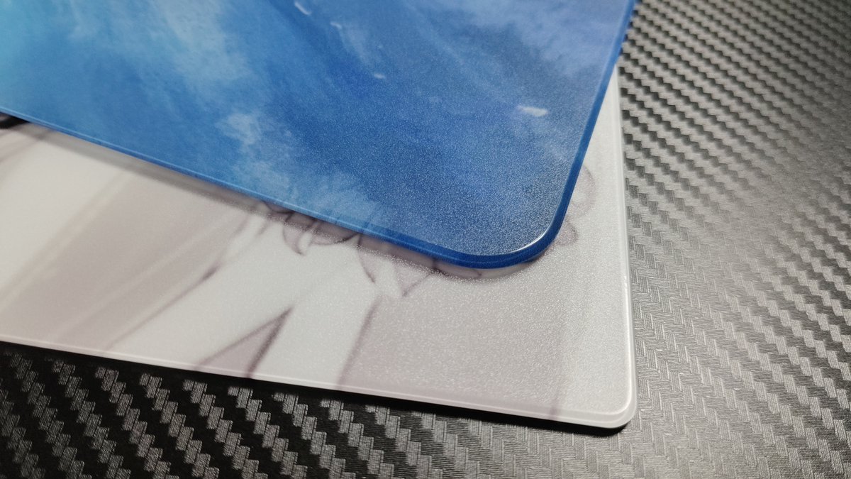 pikapikacolala's tweet photo. Kyomi——『yuyo』

Size: 490mm*420mm
Specification: 1.5mm glass + 0.7mm custom silicone base
Type: Extreme Speed  PerformanceSurface
Type: Coating

In addition to changing its size from the extra-large 500mm x 450mm to the mainstream 490mm x 420mm, Yuyo has also completely changed the style of its surface. It is completely different from the radical RYO, Use more compact and denser etched texture to create the surface, which is more in line with our impression of traditional glass pads in terms of touch. At the same time, the tactile feedback from the surface is also weaker during gliding. At the same time, the surface texture provides a weaker feedback during gliding.🧐

Moreover, Yuyo is also a new product focused on speed performance. It has excellent surface properties and provides extremely low dynamic friction and gliding resistance. As a result, we get a fast start-up speed and gliding speed.the thin coating doesn't create any extra stickiness, making changes of direction and fine-tuning very smooth,The feel is lighter and swift.

Although the Yuyo offers less controllability compared to the Ryo, it still maintains a certain level of controllability despite its already extremely high speed performance.However, it can be fairly challenging for beginners to get used to.Particularly in braking, the Yuyo's surface is more resistant to force, resulting in a smoother braking feel and a less pronounced deceleration sensation when pressing the mouse.

In terms of both use experience and actual gliding tests, Yuyo also demonstrated amazing dynamic friction and was slightly faster than Ryo, especially in terms of start-up speed, where Yuyo was noticeably faster than Ryo.

If you don't like the rough feedback of the RYO, but like its speed, then I think the yuyo is a pretty good choice, because it does offer a similar speed to the ryo, but with a completely different use experience.

Also,I would also like to share my thoughts on Yuyo's art design.

Yuyo's art design comes from the illustrator @BLO_O_M_  , whose ethereal and melancholic style I greatly admire. She is also the creator of the art design for DYSPHORIA MAKI. At the same time, as a Chinese person, I am naturally pleased to see the plum blossom element used on the mousepad.

However, I also like ryo's medieval fantasy fairy tale style. I think the adventure of dragons and knights still has the potential to continue creating. Each painting that continues this theme can be a new chapter. I really hope that this setting will continue in the future.

Oh, I almost forgot. I've already confirmed with Kyomi that the retail version of Yuyo also includes a 3% chance of receiving a random gold card, which can be redeemed for their next product release. Good luck to all buyers!!🍀🍀🍀