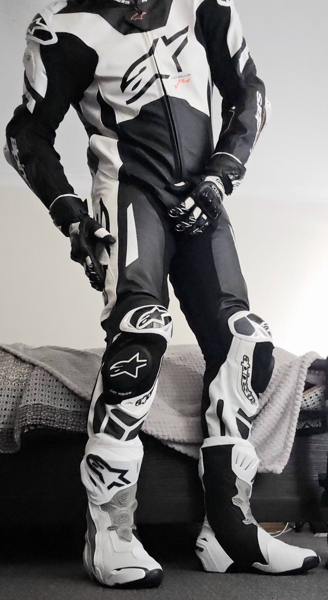 MystixAD's tweet photo. Got some new boots. So obviously had to try the whole kit on. Had to hold my excitement in :p https://t.co/FHLEJADpNn
