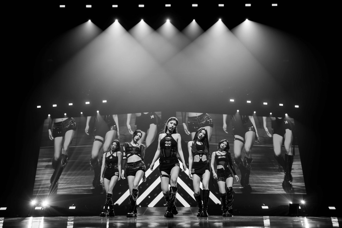 ITZYofficial's tweet photo. ITZY, 열띤 관객 함성 속 월드투어 방콕 공연! 
"최선을 다한 무대, 우리의 마음이 믿지에게 가닿았길"
https://t.co/CRL3hHgTPu

#ITZY #MIDZY @ITZYofficial
#ITZY_TUNNELVISION
#ITZY_TNVS
#ITZY_WORLD_TOUR https://t.co/N5pyf8cqAD