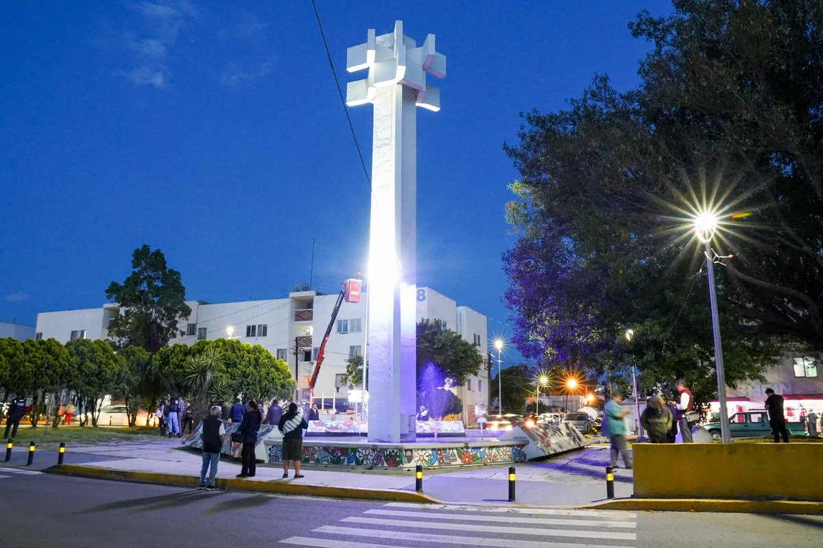 Servicios_Pub's tweet photo. 🌿⛲ Los espacios públicos vuelven a ser puntos de encuentro cuando se cuidan de forma permanente.

Con la estrategia #FuentesQueBrillan, el presidente municipal @pepechedrauimx recuperó un espacio emblemático en Infonavit La Margarita mediante el mantenimiento integral de su fuente, la modernización de la iluminación y el cuidado de sus áreas verdes, fortaleciendo la convivencia y el bienestar de las familias.

#ServiciosPúblicos 
#PueblaCapital