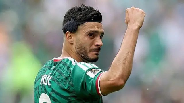 OtroCuleMexa's tweet photo. Raúl Jiménez:

En 2022 no daba un peso por ti y 4 años después con mas de 320 minutos el fútbol te dio la revancha que más esperabas en tu carrera, gracias por hacerme soñar y por ilusionarme en este mundial no te puedo agradecer lo suficiente lo que fue tu mundial, cada lucha, cada choque, cada remate que hiciste yo sé que lo hiciste con tu corazón en la mano y a tus 35 años diste uno de los mejores mundiales en la historia de los 9s de la selección 

Gracias por todo Raúl y espero que el tiempo que te quede en selección sea suficiente para que seas el máximo goleador histórico de la misma 

🌵