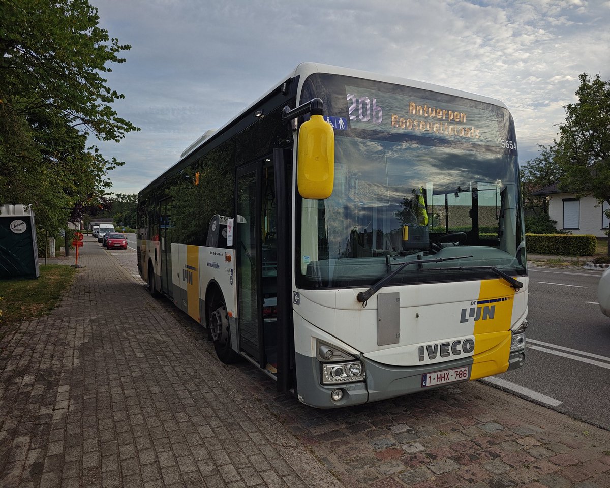 krisvl_70's tweet photo. Goedemorgen 🙂🚍
#delijn #publictransport #openbaarvervoer #busdriverlife #happybusdriver https://t.co/eO4bxLo7m2
