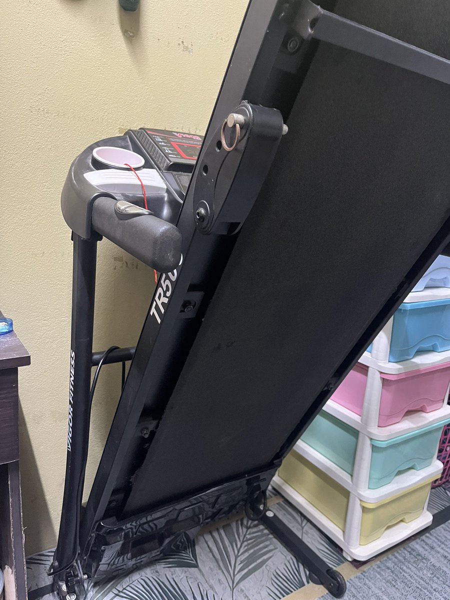 wflzm's tweet photo. Ruang sempit tapi masih boleh letak treadmill sebab treadmill ni jenis boleh lipat. Saiz dia besar jugaklah, kaki ada roda senang nak tolak nak alih. Treadmill ni beli tahun 2020 masa PKP. Ni dah 2026 masih berfungsi dgn baik. Murah je ni 🥰

https://t.co/mfbDgyKcXW https://t.co/KR0HOqraOE