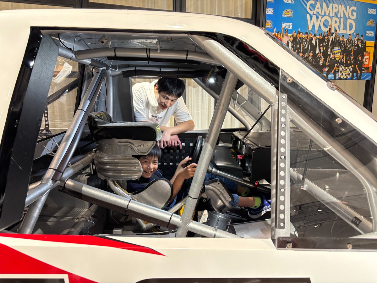 FMM_PR's tweet photo. 🚗夏休みは富士モータースポーツミュージアムへGO！
🏁毎年大人気の夏休み企画が、7/18(土)からスタート！
✨なんと期間中、小・中学生は入館無料です👀✨
今年は「観て、触って、乗り込んで！」をテーマに、ご家族で楽しめる体験がいっぱい！
皆さまのご来館をお待ちしております！ https://t.co/hfzx5OQWVj