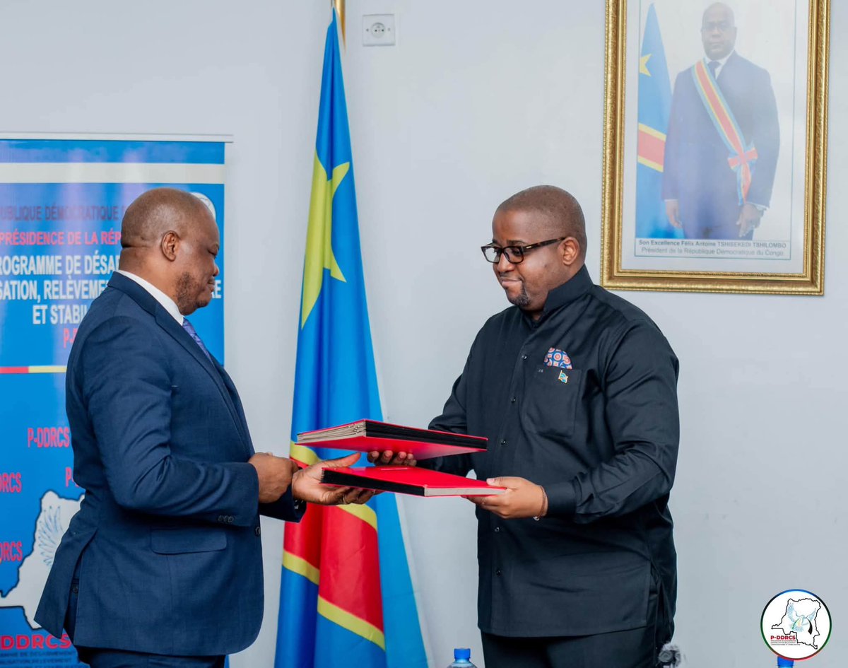 byobe_malenga's tweet photo. Le Ministère de l’Intégration Régionale et le Programme de Désarmement, Démobilisation, Relèvement Communautaire et Stabilisation (P-DDRCS) ont officialisé ce lundi à Kinshasa la signature d’un protocole d’accord visant à renforcer leur coordination face aux conflits transfrontaliers. 

Paraphé par le ministre Floribert Anzuluni Isiloketshi et le coordonnateur national du P-DDRCS, Jean de Dieu Désiré Ntanga Ntita, ce partenariat stratégique cherche à harmoniser les initiatives nationales de stabilisation avec les engagements régionaux de la République démocratique du Congo, notamment en matière de désarmement et de rapatriement volontaire des combattants étrangers. 

Pour matérialiser cette feuille de route, les deux institutions prévoient le partage d'analyses et la mobilisation des partenaires internationaux, sous la supervision d'un Comité de Pilotage stratégique et d'un Comité Technique Conjoint chargé du suivi opérationnel. 

Lors de la cérémonie, les deux responsables ont souligné l'importance d'une synergie interinstitutionnelle non coercitive et d'une diplomatie de la paix renforcée, formalisant ainsi l'intégration de la dimension régionale dans la stratégie du P-DDRCS pour contribuer durablement à la pacification de l'Est du pays.