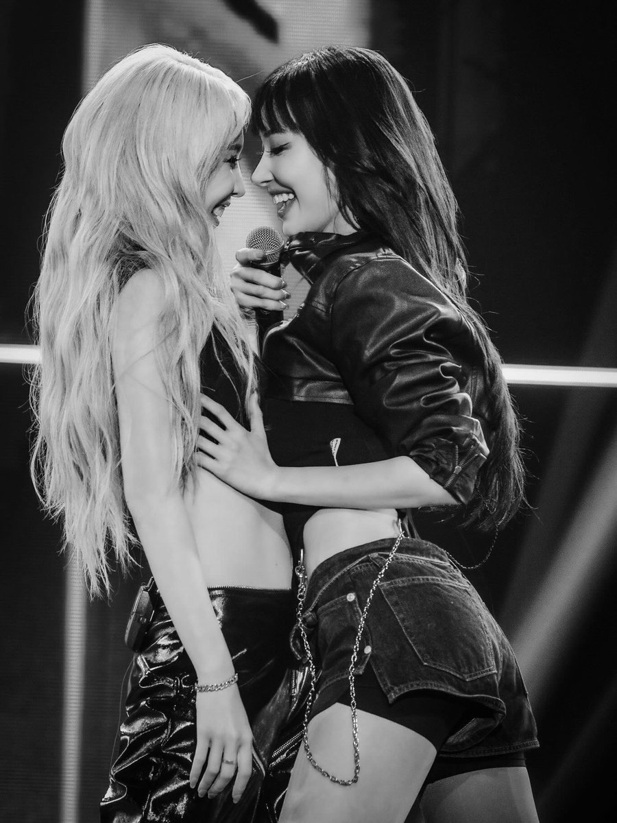 janxjingjing's tweet photo. jingjing posted this on her instagram and hELLO?!??! CAN WE TALK ABOUT THE HAND PLACEMENTS? OMFG https://t.co/4oBNwY0Fuc