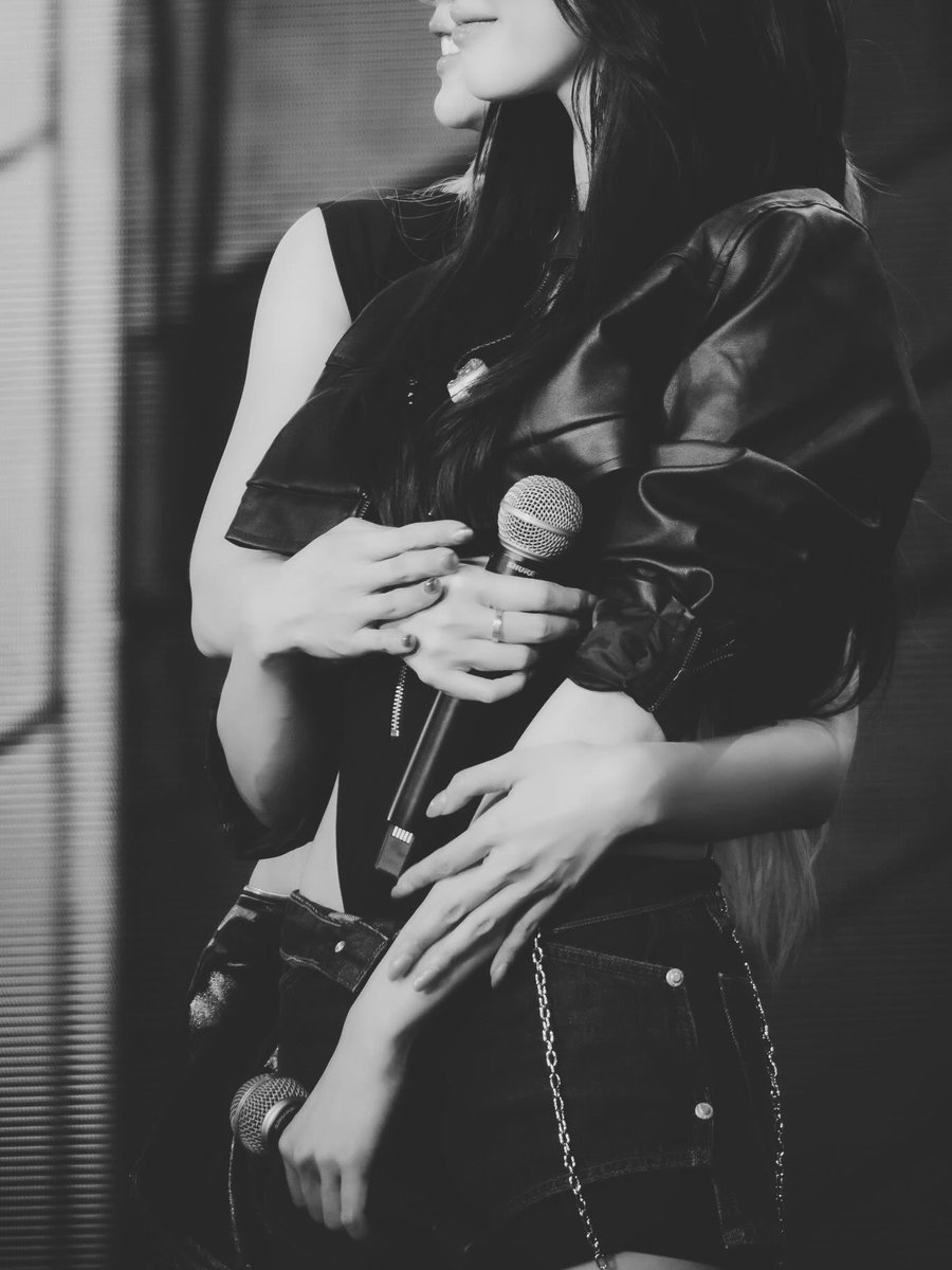 janxjingjing's tweet photo. jingjing posted this on her instagram and hELLO?!??! CAN WE TALK ABOUT THE HAND PLACEMENTS? OMFG https://t.co/4oBNwY0Fuc