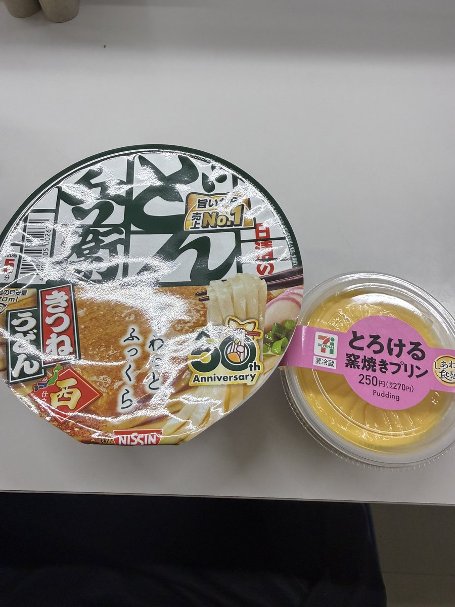 Princess329maki's tweet photo. オペ翌日から通常運転。昨日はふわっとしてたり、夜は何度も貧血気味で帰りたくなったけど💦今日はだいぶ落ち着いてます！ただ仕事先のコンビニランチが大変…昨日はお腹空きすぎてどん兵衛（きつね抜き）急いで作ったらぬるま湯…硬いまま食べて（硬いの厳禁なのに）今日は無さすぎてこちら…つらたん https://t.co/RtZFCWTD5k
