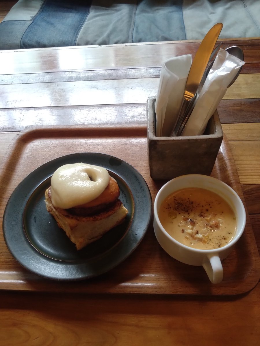 ryudo_sho's tweet photo. 午前中一仕事したので、ご褒美に大泉工場のオーガニックカフェでパンランチ。

日替わりスープはニンジンの冷製ポタージュスープです。
サラダをつけるセットもあるけど、そこまで食欲がない夏の昼下がり。

#シナモンロール https://t.co/42gGut5f4s