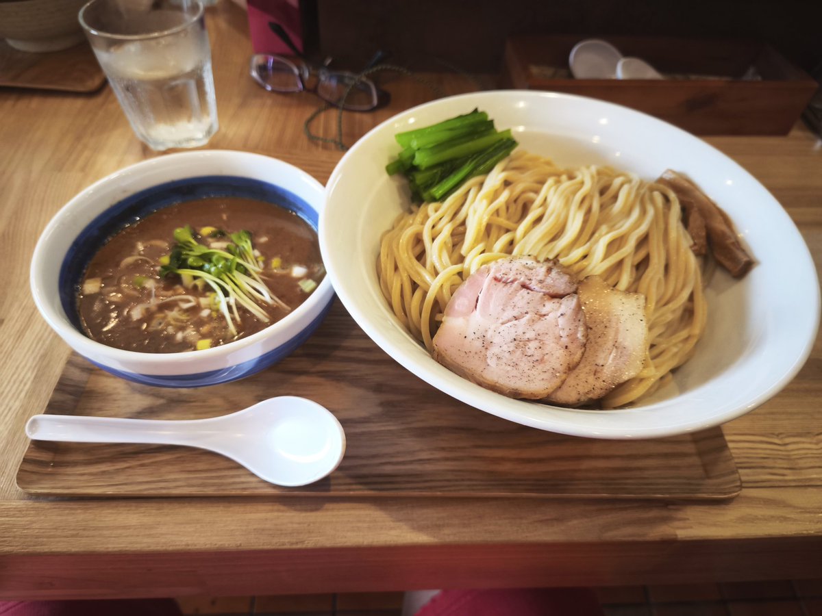 Cp9aN's tweet photo. 今日から新規開店した麺屋 てつの濃厚つけそば特盛(500㌘)を食べました!
つけ汁は濃厚な魚介系で甘味と酸味がありピリ辛で、麺は太麺でモチモチでチャーシューは食べ応えあります!
最後にスープ割りにしてネギを大量に追加してお腹いっぱいになりました！💕
美味しかったです✨
#麺屋 てつ https://t.co/tVBEEfh8pW