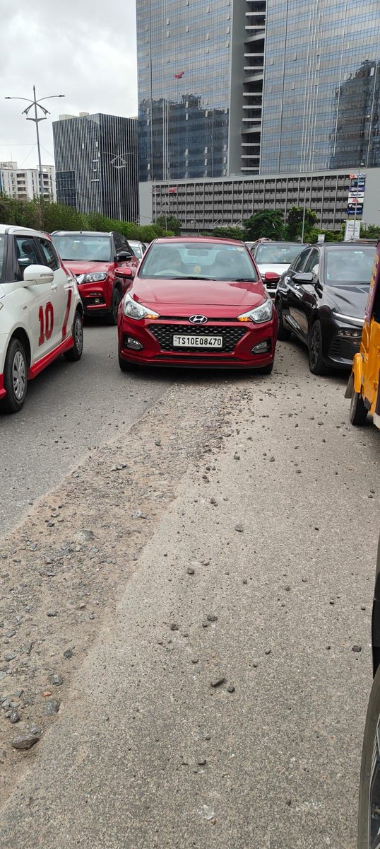 CYBTRAFFIC's tweet photo. 🚨 Traffic Alert 🚨

⚠️ Vehicle Breakdown
📍 IKEA ➜ Cyber Towers
🚗 A vehicle breakdown is causing traffic congestion on this stretch.

🛣️ Motorists are advised to plan their travel accordingly, drive cautiously, and expect delays.
👮 Traffic personnel are on the spot to regulate traffic and clear the obstruction at the earliest.

#TrafficAlert #CyberabadTraffic #DriveSafe #TrafficUpdate