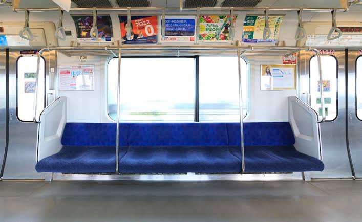 Mooclean's tweet photo. 久々の電車で、7人席、棒があって2.3.2。端は埋まってるのは理解出来る。問題はもう1人がど真ん中に座ってる。お前が端から3番目に居れば何にも気遣わんで逆の3番目に座れるねん。それで横に座ったら嫌そうな顔してくるけど、俺の方がオバさんの横嫌やねん。オセロみたいにひっくり返したろか思ったわ https://t.co/liPtEFgBdi