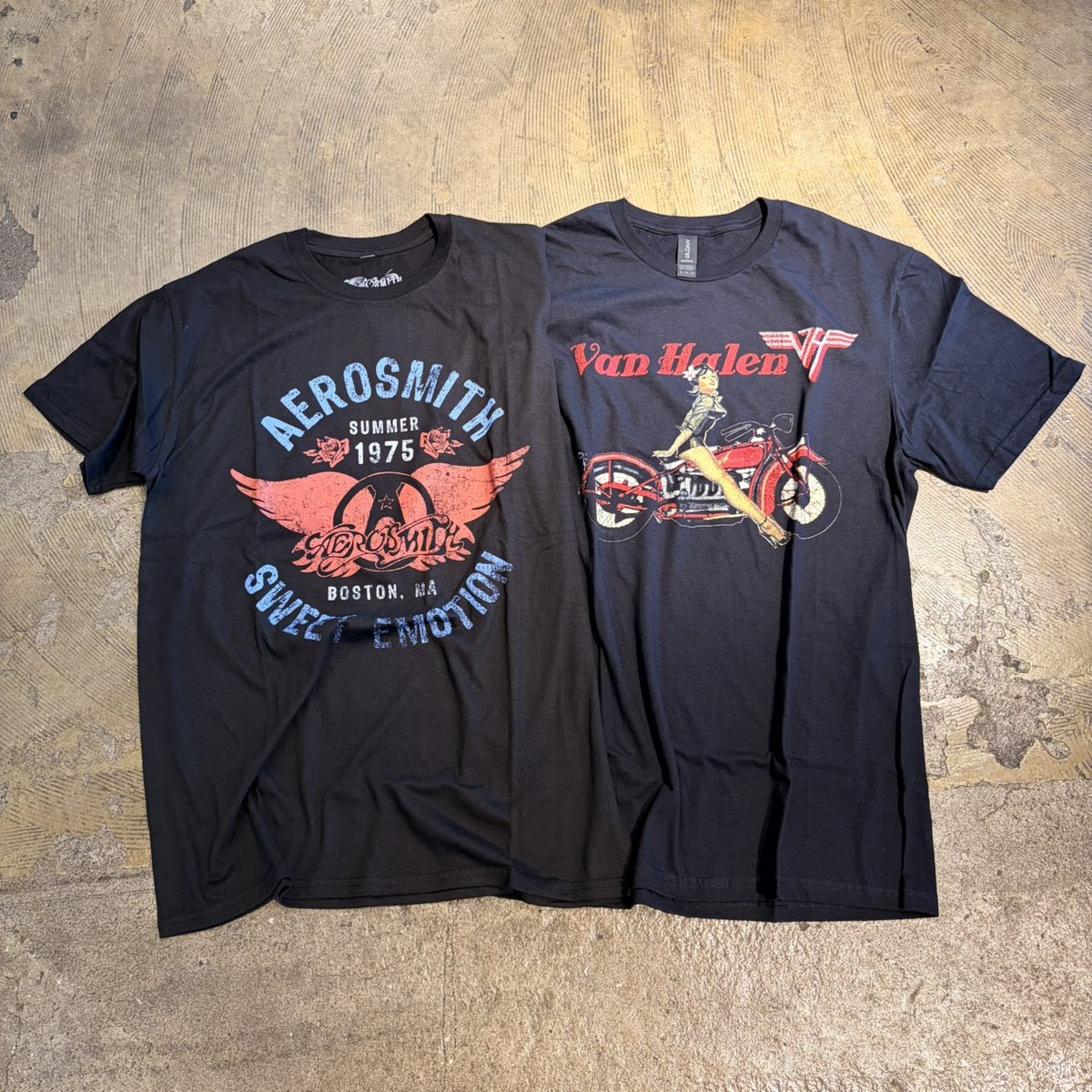 recollection09's tweet photo. ヴィンテージライクなバンドTシャツ発売🆕
伝説的なロックバンドやメタルバンドのアイコニックなアートワークを落とし込んだデザインは、音楽ファンはもちろん、ファッションアイテムとしても高い人気を誇ります😎🎧️
MUSIC TEE商品一覧はこちらから
https://t.co/WX15Q60nTs
#バンT #ロックTシャツ https://t.co/vKo4Ov86X6