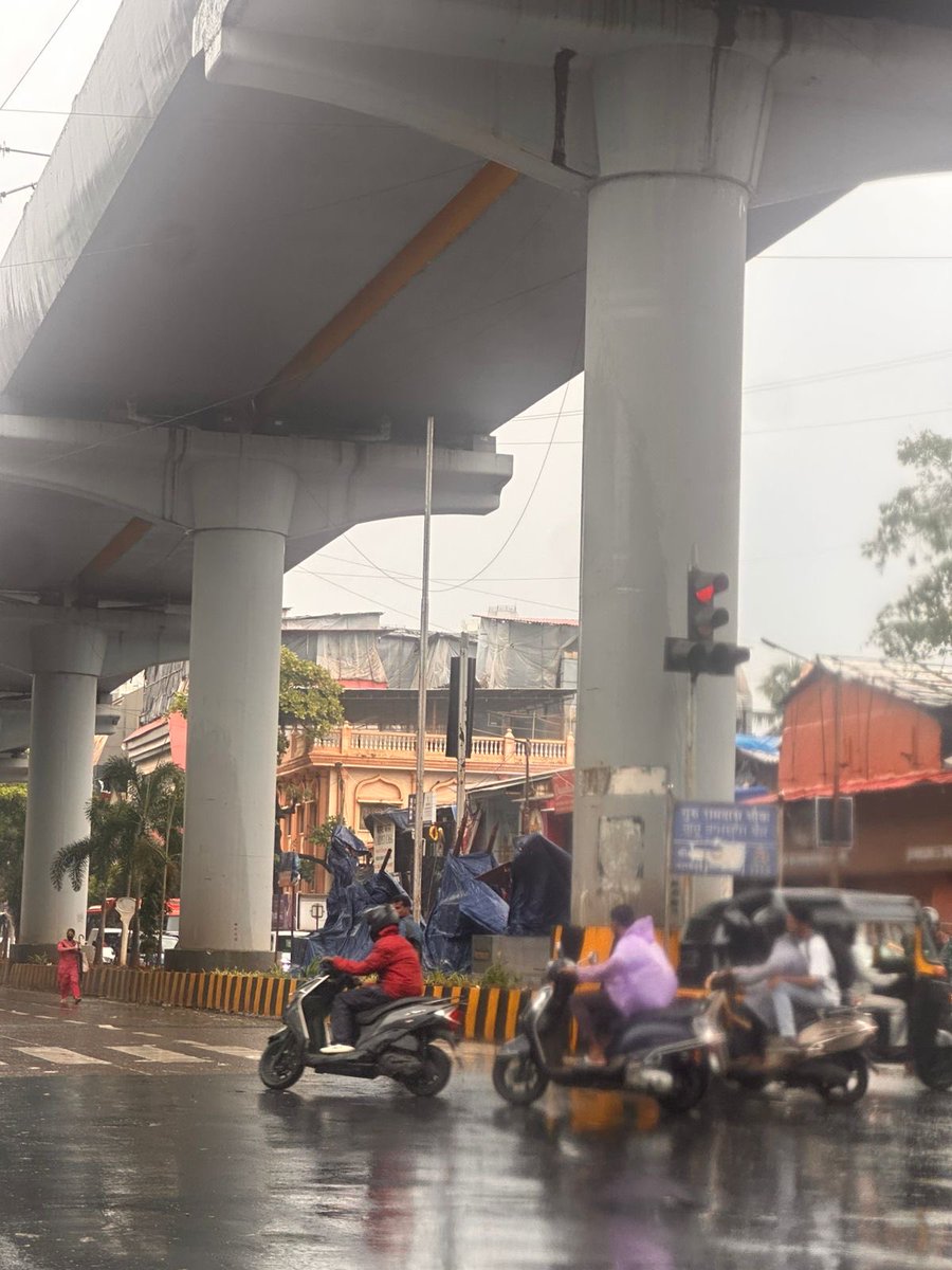arvind_rao's tweet photo. Dear @mybmc @MTPHereToHelp @IamVikram82 
The Bangur Nagar traffic signal has become completely crooked for some reason. The people driving towards malad can’t see the directions properly.

Signal location - Bangur Nagar signal
Opposite Kolte patil verve 
Next to Picasso https://t.co/SgZS4dRigf