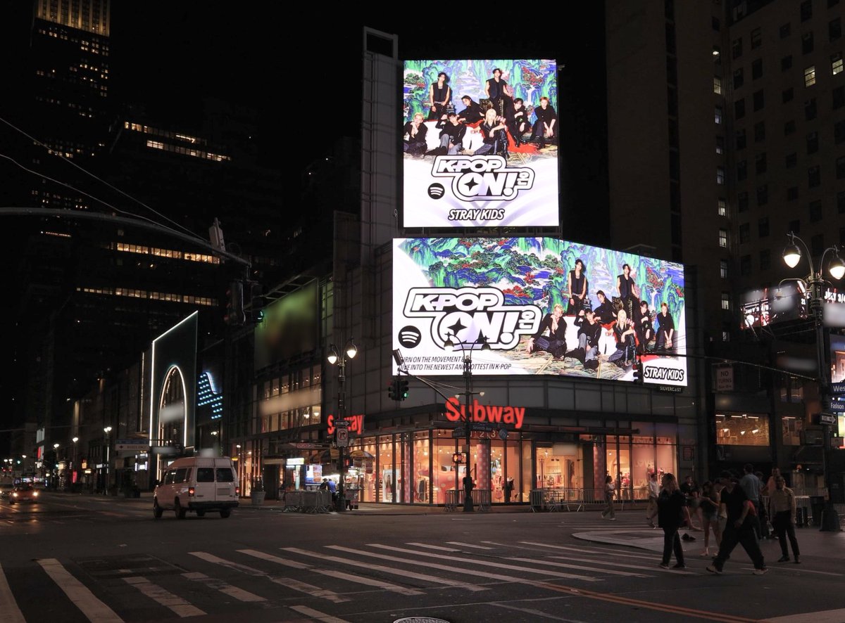 Stray_Kids's tweet photo. [스키지기]

뉴욕 Penn Plaza를 빛내고 있는 스키즈✨

Stray Kids running it everywhere all around the world, including NY Penn Plaza!
Thank you @Spotify , @Spotifykr 💚

Listen to "RUN IT" now🏁
https://t.co/vUQUrxCPE8

🎵PRE-SAVE "THIS & THAT" NOW!
https://t.co/XVatSj7k9y

#StrayKids #스트레이키즈
#THIS_AND_THAT
#RUN_IT
#StrayKidsComeback
#YouMakeStrayKidsStay