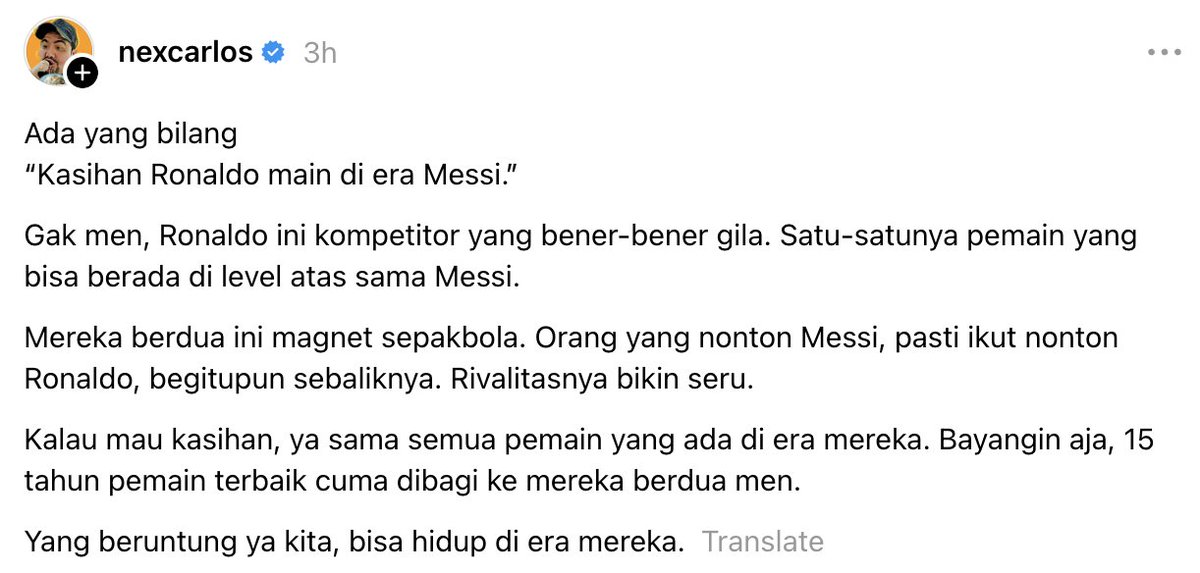insidefolkative's tweet photo. Nex Carlos: Ronaldo dan Messi Bukan Rival Biasa, Mereka Magnet Sepak Bola. Di postingan Threads nya ia bilang,

"Ada yang bilang “Kasihan Ronaldo main di era Messi.”
Gak men, Ronaldo ini kompetitor yang bener-bener gila. Satu-satunya pemain yang bisa berada di level atas sama Messi.

Mereka berdua ini magnet sepakbola. Orang yang nonton Messi, pasti ikut nonton Ronaldo, begitupun sebaliknya. Rivalitasnya bikin seru.

Kalau mau kasihan, ya sama semua pemain yang ada di era mereka. Bayangin aja, 15 tahun pemain terbaik cuma dibagi ke mereka berdua men.

Yang beruntung ya kita, bisa hidup di era mereka."