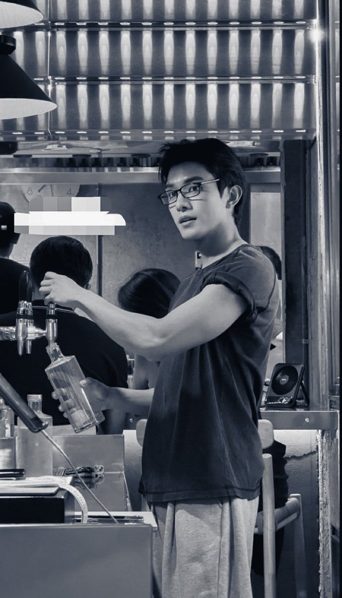 hvncldx's tweet photo. Hi! 

anyone who knows this guy? nahulog nya kasi yung keychain nyang may initial na AZC. I was about to give it back to him... kaso he's already out of my sight.

help me find him po! https://t.co/9RwYCNQJcP