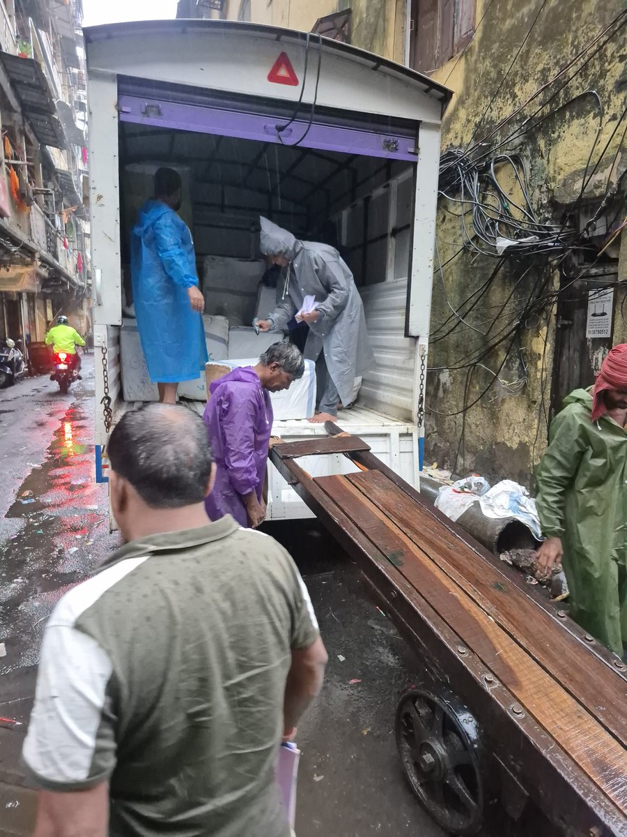 Nileshmehtx3ys's tweet photo. Bhaskar lane abd anantwadi residents
Bhuleshwar Mumbai 400 002 
रोड के बीच में heavy lory park ki jai hai 
Emergency wahan kaise pohochenge 
Ambulance,fire brigade,best van.
@MumbaiPolice 
@my bmc c ward 
@rto 
Turant action lene ki मांग.🙏 https://t.co/UUSU44wlJH
