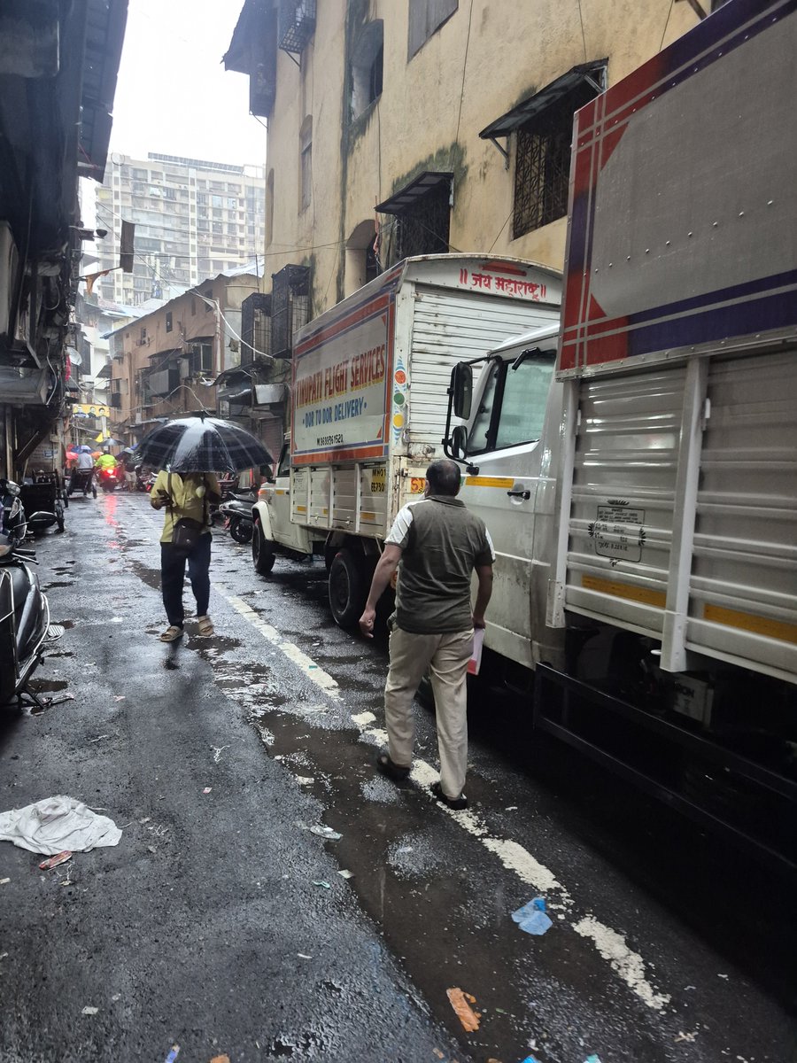 Nileshmehtx3ys's tweet photo. Bhaskar lane abd anantwadi residents
Bhuleshwar Mumbai 400 002 
रोड के बीच में heavy lory park ki jai hai 
Emergency wahan kaise pohochenge 
Ambulance,fire brigade,best van.
@MumbaiPolice 
@my bmc c ward 
@rto 
Turant action lene ki मांग.🙏 https://t.co/UUSU44wlJH