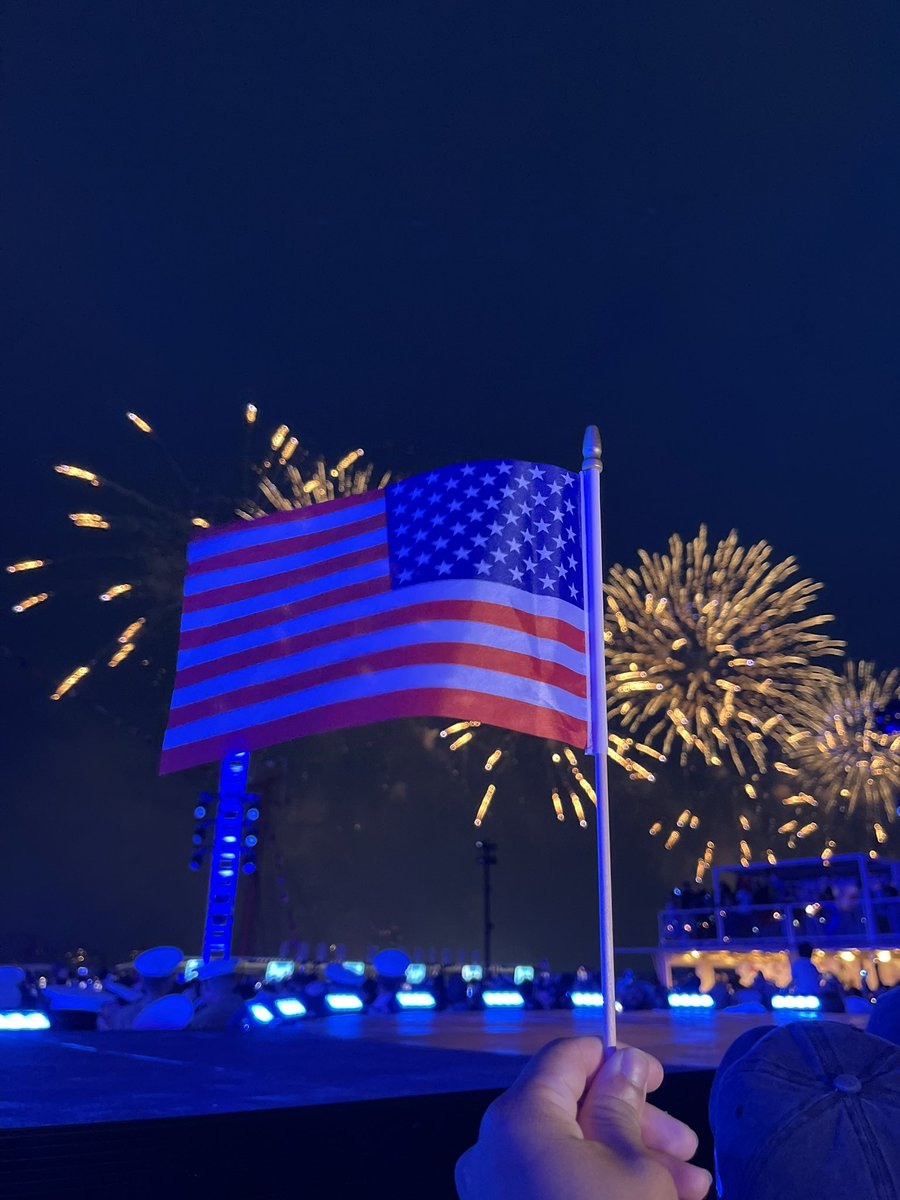 MufsinM's tweet photo. Celebrating America’s 250th Independence Day with some amazing performances and fireworks display at @RooftopatPier17. Thanks to @Macys for making our night to commemorate this huge milestone in this country’s history. #macysfireworks #fourthofjuly #250yearsoffreedom https://t.co/0vnzb1t5pP
