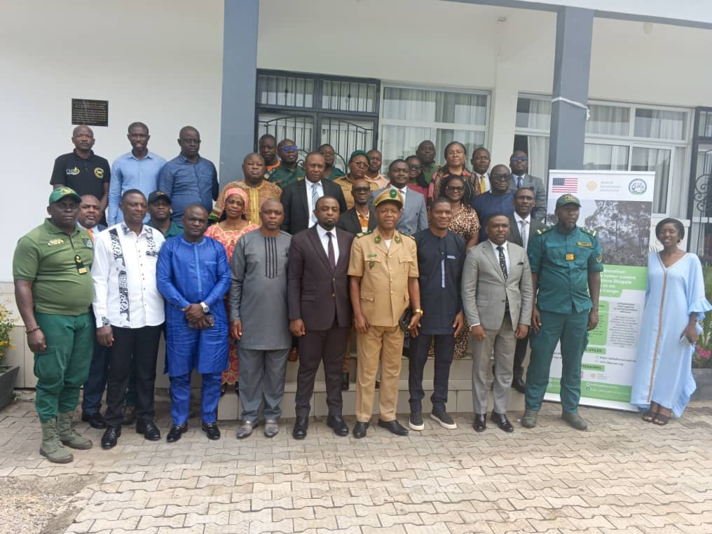 FlagCameroon's tweet photo. Forestry, Customs, PSRF and judicial authorities together to fight against illegal logging. Through hands-on training, digital forest monitoring tools and Cameroon's 2024 Forest Law, participants are building stronger cooperation for more effective forest law enforcement.
#INL https://t.co/6EK7gseoR0