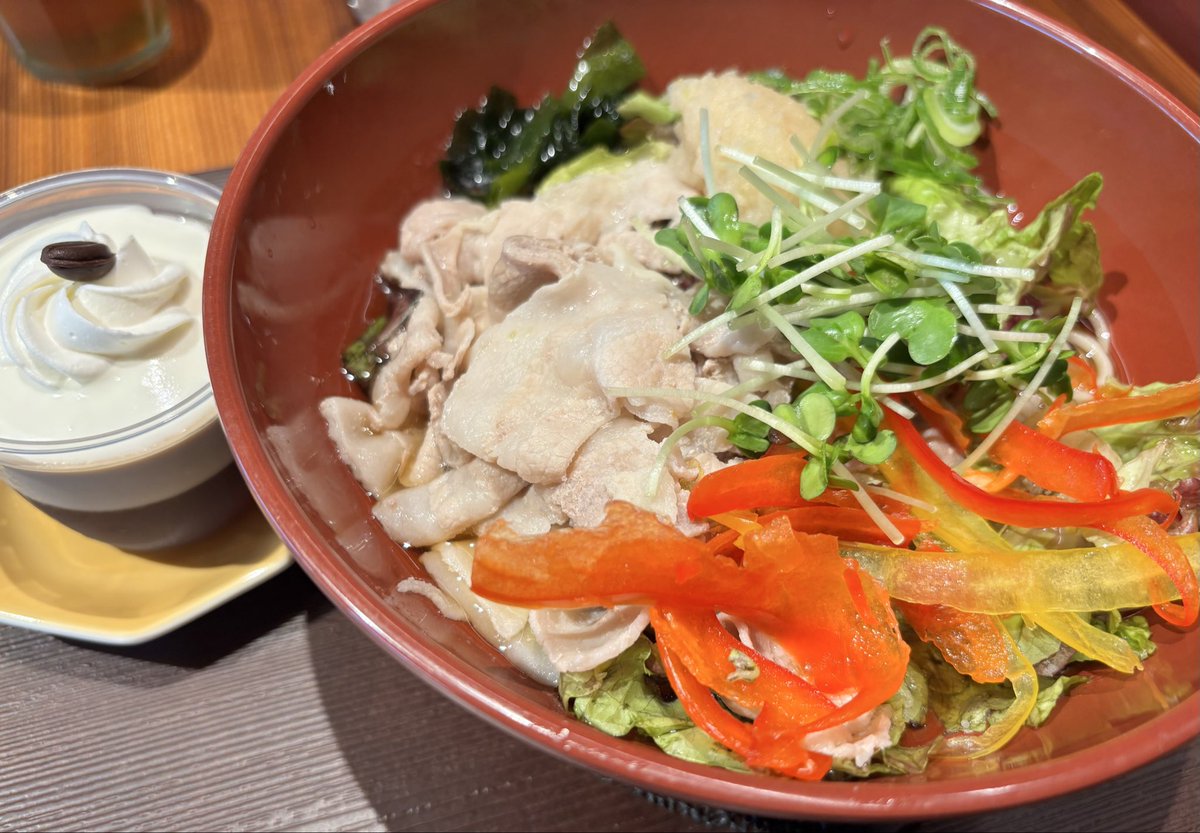a5862y2's tweet photo. 今日の社食。 豚しゃぶと辛味柚子胡椒おろしのサラダそば【冷】。とカフェラテジュレを足した。 ヤダヤダこのジュレはお店レベル！お金取って良いよ！あ、お金取られてるけどw  お皿に出だしたら800円とか普通なヤツ。いやー美味しかった。コーヒーゼリーの上にコーヒークリームのババロア？乗ってた！ https://t.co/zeuWXeaW7f