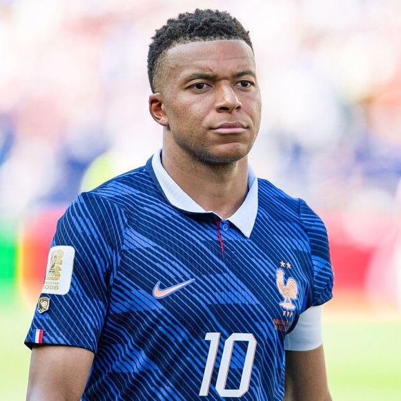ActuFoot_'s tweet photo. 🚨🚨 « VOUS M’INSULTEZ PARCE QUE JE SUIS UNE FEMME (…), HONOREZ VOTRE CITOYENNETÉ FRANÇAISE, ET EXCUSEZ-VOUS. » 

Céleste Amarilla adresse désormais une lettre ouverte LUNAIRE à Kylian Mbappé 🇫🇷 après sa réponse à ses propos racistes : 🤮

« Le problème est entre VOUS ET MOI. 

Je n’ai jamais rien dit contre la France. Au contraire, je soutiens la France. J’ai étudié dans une école française de l’âge de 2 ans jusqu’à 17 ans, où j’ai terminé mes études. 

Je suis ce que je suis grâce au Collège de l’Immaculée Conception et à l’éducation qu’il m’a donnée. Nous chantions La Marseillaise et honorions le drapeau français aux côtés du nôtre. Je parle français et j’aime visiter la France. Le dernier Noël, j’ai passé les fêtes avec ma famille à Courchevel, et nous avons accueilli la nouvelle année à Saint-Tropez. Cela n’a rien à voir avec la France. 

LE PROBLÈME EST AVEC VOUS.

Votre arrogance et votre mépris m’ont mise en colère bien avant le match, quand vous avez dit : « Si nous devons mettre les mains dans la boue, alors faisons-le. » Nous ne sommes pas stupides. Nous avons parfaitement compris que par « la boue », vous vouliez dire l’équipe paraguayenne, et l’équipe paraguayenne nous représente tous. Puis vous avez dit que vous alliez nous enlever notre maquillage. Nous avons compris cela aussi. Tout le Paraguay est resté silencieux, moi y compris. Nous l’avons supporté.

Pendant le match, votre arrogance était évidente. Votre mépris pour chaque joueur paraguayen était clair, comme s’ils étaient en dessous de vous. Sans même couvrir votre bouche, vous avez crié : « La concha de tu madre », une insulte extrêmement offensante en Amérique latine, et vous le savez.

Enfin, vous avez montré un mépris total pour la santé de notre gardien de but. C’est quelque chose qu’on ne fait tout simplement pas. Le respect entre rivaux après un match est presque sacré, en guerre comme en paix, dans la défaite comme dans la victoire. Pourtant, vous avez refusé de lui serrer la main et vous avez crié votre victoire à sa figure. En un seul instant, vous avez affiché du mépris, de l’arrogance et un manque de manières. Cela m’a blessée, cela a blessé tout mon pays, et cela a blessé profondément. (…)

Mes publications ont été écrites sur le coup de la colère, avec mon sang qui bouillonnait, le sang d’un héritage métissé, un magnifique mélange d’ascendance indigène et espagnole qui coule dans mes veines. 

Je les ai écrites en vous voyant vous moquer de ces extraordinaires joueurs paraguayens qui se sont battus à égalité jusqu’au coup de sifflet final. 

Cependant, j’ai immédiatement regretté de vous répondre avec les mêmes insultes que je reçois moi-même. J’ai réalisé que je répétais le comportement même que je méprise, alors j’ai supprimé la publication. (…)

Maintenant, j’exige que VOUS RETIRIEZ ÉGALEMENT vos déclarations et que vous vous excusiez auprès de moi. 

Je ne tolérerai pas votre violence non plus. Vous ne me connaissez pas. Vous n’avez aucune idée de qui je suis, et vous n’avez AUCUN DROIT de dire que je suis une femme détestable, indigne du poste que j’occupe.

Je suis une sénatrice de la Nation paraguayenne, élue par le peuple. (..) Des milliers d’hommes et de femmes paraguayens ont voté pour moi et me considèrent comme leur voix. Mon devoir principal est de parler pour le peuple paraguayen.

Je représente mon pays parce que j’ai été librement élue. (...)

Qui êtes-vous pour me traiter d’indigne ou de détestable quand vous ne me connaissez même pas ? C’est une violence basée sur le genre évidente. C’est une VIOLENCE POLITIQUE contre une femme qui a mérité sa position par le vote démocratique de son peuple. Vous m’insultez parce que je suis une femme. (…)

Retirez vos déclarations, honorez votre citoyenneté française, et excusez-vous. Sinon, je pourrais engager une action en justice pour violence basée sur le genre.

Celeste Amarilla  
Sénatrice de la Nation paraguayenne » 

C’est le monde à l’envers.

📲 X