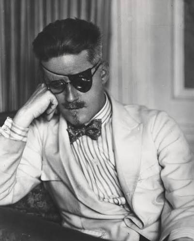 tevologue's tweet photo. QUEM FARMOU MAIS AURA?
Fritz Lang de binóculo ou James Joyce de tapa-olho? https://t.co/UHs8KRCoyn