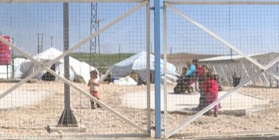 FamillesDes's tweet photo. 7 juillet 2026
+110 ENFANTS 🇫🇷
COUPABLES DE RIEN
sont détenus depuis +7 ans
dans des conditions indignes
dans le camp-prison #Roj
Nord-Est  #Syrie
en violation du droit international
&amp; de la Convention des  droits de l'enfant
#RapatriezLes
@EmmanuelMacron @jnbarrot @francediplo https://t.co/oZ22ZZW9PQ