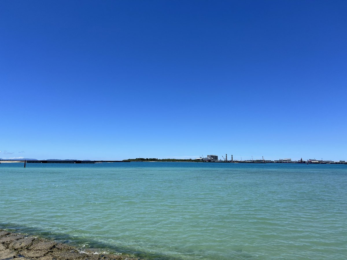 hama_ws's tweet photo. 昨日と今日、ドライブで、海のターコイズ色、緑や青がきれいだった。慶良間諸島ははっきり山肌までくっきり見えた。写真は潮崎ビーチの南浜公園から。 https://t.co/sr9kZwpQ7y