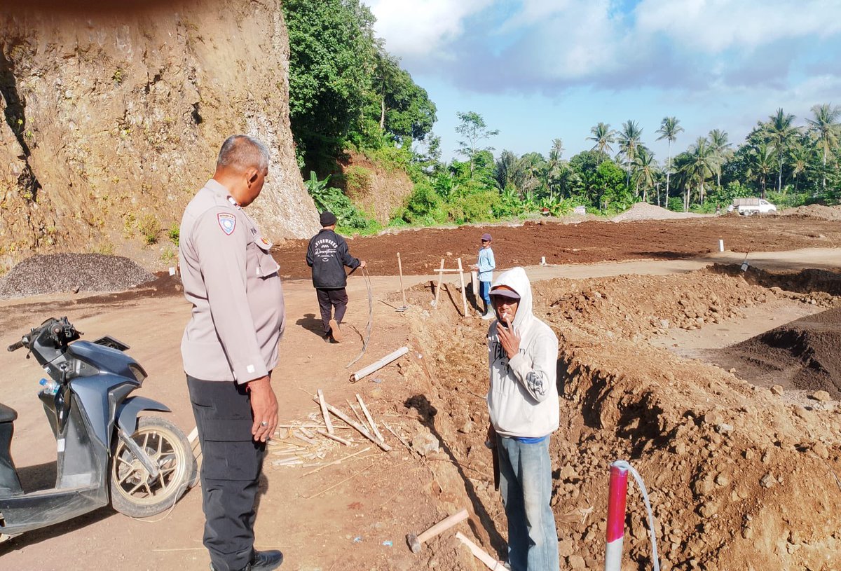 polsekdawanp's tweet photo. BHABINKAMTIBMAS DESA PAKSEBALI SAMBANG PEKERJA BANGUNAN, SAMPAIKAN PESAN KAMTIBMAS

Dalam rangka menjaga situasi kamtibmas tetap aman dan kondusif, Bhabinkamtibmas Desa Paksebali AIPTU I Wayan Rudiastama melaksanakan sambang dan dialogis dengan para pekerja bangunan. https://t.co/qZHJ8e6FCe