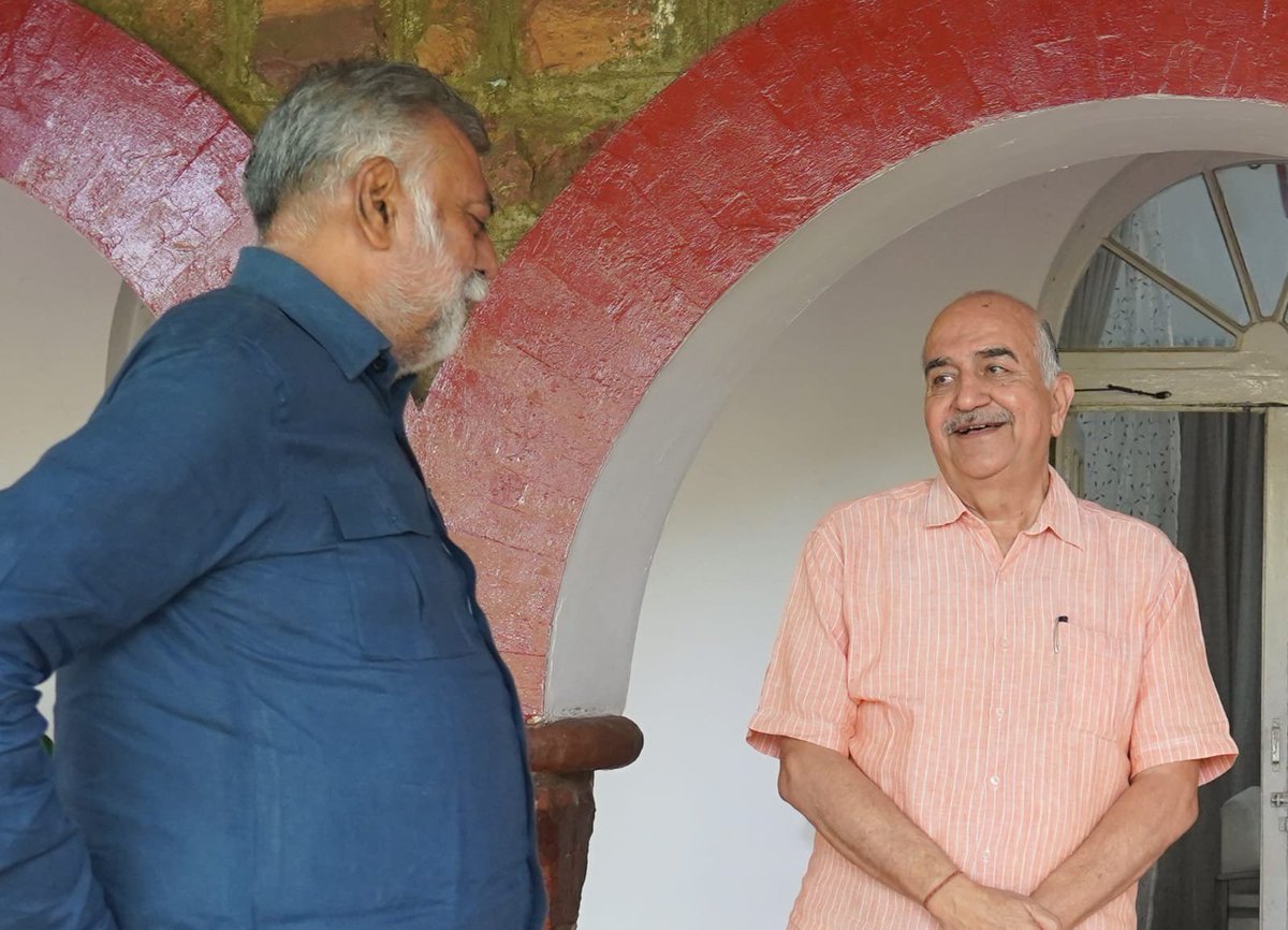 prahladspatel's tweet photo. आज प्रातः भोपाल आवास पर 1973 बैच के भारतीय पुलिस सेवा (आईपीएस) के सेवानिवृत अधिकारी और मध्य प्रदेश के पूर्व पुलिस महानिदेशक (डीजीपी) श्री @puriswaraj जी ने सौजन्य भेंट की। https://t.co/D912Am1kBU