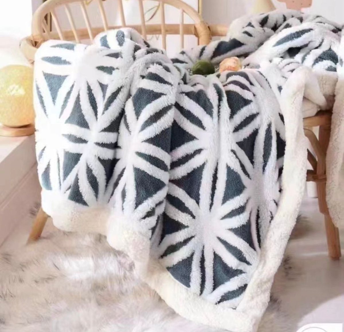 rashidkatra's tweet photo. @sserumagaelly @kWintercash Fleece blankets with pillow cases restocked.
1 fleece blankets 
2 pillow cases. 
Price. 125,000 .
For purchase contact. 0701443360. https://t.co/h6iS42E1rk