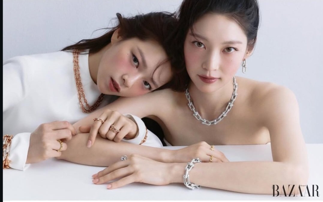 BadrElsaye12902's tweet photo. #Jeongyeon and #Seungyeon's post, along with their video titled "Moments Every Sibling Has Experienced" for Harper's Bazaar on IG, are the most-engaged content by any artist featured in the magazine's June issue.

📎:https://t.co/yWq3rS9MRR

📎:https://t.co/LSj3J9gcee https://t.co/JYZdxsLbeY