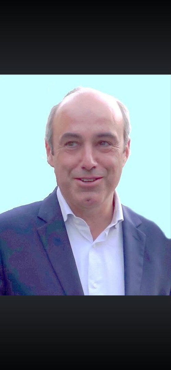 PatChampagnac's tweet photo. Il y a un an jour pour jour,le 7 juillet 2025, Olivier  Marleix se suicidait. Il avait 54 ans. J'aimais bien cet homme politique, député LR. Je l'aimais bien parce qu'il était un vrai gaulliste et qu'il parlait vrai. Ancien conseiller à l'Élysée sous Sarkozy , ancien psdt des Républicains à l'Assemblée Nationale entre 2022 et 2024. Je l'aimais bien parce qu'il avait du courage politique, parce qu'il avait été l'un des plus sévères contempteurs du macronisme , incarnation disait-il , à la fois de la primauté donnée aux appétits privés au détriment de l'intérêt général et d'un mondialisme débridé. 

Il avait accepté  de témoigner avec deux cent autres personnes sur les déviances de la politique d'Emmanuel Macron dans le livre " Le traitre et le néant " écrit par deux journalistes du journal Le Monde, Gérard Davet et Fabrice Lhomme. 
Selon lui , Macron avait bradé une partie du patrimoine stratégique industriel de la France, dans une totale absence de probité , pour favoriser de riches et influents amis. L’accusation est grave . 
De quoi se faire retourner dans sa tombe le général de Gaulle pour qui l’indépendance et la souveraineté n’étaient pas de vains mots ... 

Après avoir présidé à partir d’octobre 2017 une commission d’enquête chargée d’examiner les décisions de l’État  en matière de politique industrielle, Olivier Marleix n’hésite pas à évoquer des faits de «  prise illégale d’intérêt «  et de « corruption », soupçons dont il a fait part début 2O19 au procureur de Paris au titre de l’article 40 du Code de procédure pénale qui enjoint à tout fonctionnaire ou autorité constituée de dénoncer à la justice  un crime ou un délit porté à sa connaissance. 
Le lanceur d’alerte Olivier Marleix rappelle ainsi, que «  durant les seules deux années qu’Emmanuel  Macron a passé à Bercy sous la présidence de Hollande ( août 2014-août 2016) , c’est l’âge d’or des fusions-acquisitions en France, quatre entreprises françaises du CAC 40 ont été vendues à  des appétits étrangers . Ce n’est pas rien: c’est 10 % du CAC 40 à ce moment là ! Alstom est vendu à l’américain General Electric, Alcatel à Nokia, Lafarge à Holcim et Technip à FMC, vente extrêmement douteuse là aussi, c’est la petite boîte qui rachète la grosse pour, trois ans après, être en « défusion »... 
Pour Olivier Marleix , ç’en est trop ! D’autant qu’il constate que parmi les financiers de la campagne présidentielle de Macron figurent  des gens qui ont reçu des commissions phénoménales pour faire ces transactions, il constate par exemple l’omniprésence d’anciens et actuels cadres ou associés -gérants de la banque d’affaires Rothschild & Co, l’ancien employeur d’Emmanuel Macron ( entre 2008 et 2012 ) .  Il y a, dit-il , une dimension de trahison dans ces ventes du patrimoine stratégique de la nation France. Alstom,Alcatel, Lafarge,Technip,Safran Identity,STX-Chantiers Naval, l’aéroport de Toulouse-Blagnac etc. Au total ce sont plusieurs dizaines de milliards d’euros d’actifs d’entreprises stratégiques français qui sont partis dans des mains étrangères.Olivier Marleix va plus loin et affirme qu’ »un tel système peut être interprété comme un pacte de corruption «. Olivier Marleix  recevra le "Prix éthique" de l'association Anticor,pour sa mission de président de la Commission d'enquête parlementaire sur Alstom.

Deux autres plaintes, notamment pour « prise illégale d’intérêts, « vont être déposées en février 2021,auprès du procureur de Paris et auprès du doyen des juges du tribunal judiciaire de Paris avec constitution de partie civile par la députée et ancienne ministre de l’Écologie Delphine Batho et par Anticor, l’association de lutte contre la corruption, le 21 décembre 2020 pour « corruption «. 
Peu loquace,le parquet financier s’est borné à confirmer ces plaintes en précisant que sur le dossier Alstom, l’enquête diligentée par les juges du PNF porte sur les infractions suivantes : corruption d’agent public étranger, corruption, trafic d’influence, prise illégale d’intérêts ».