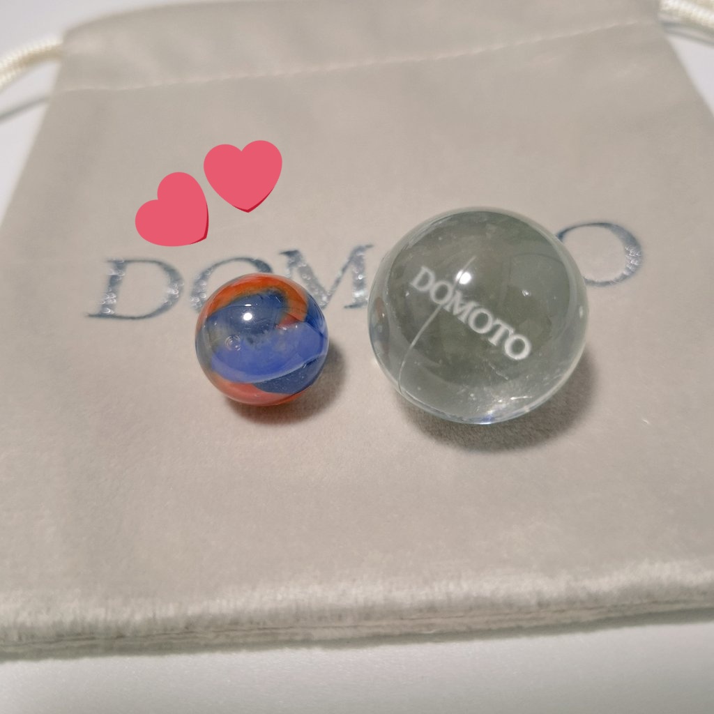 noribo_K's tweet photo. DOMOTOちゃん特典のビー玉、ちゃんと確認してみたよ
赤青の方は気泡いり
大きい方はDOMOTOのお名前部分にヒビでした！ https://t.co/mdIeNNR0gU