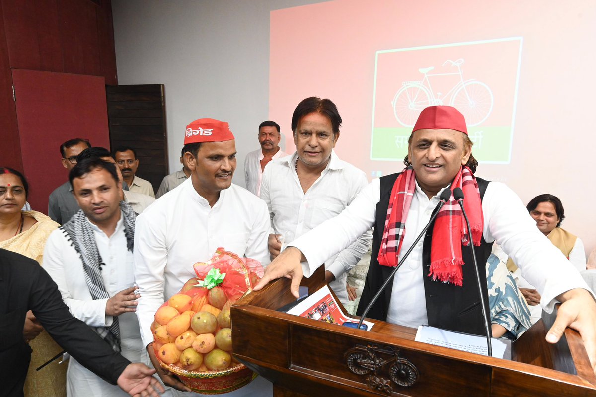 yadavakhilesh's tweet photo. ये प्रकृति के मिष्ठान हैं, ये स्नेह की मिठास से भरे आम हैं। https://t.co/WzEJAyAVNh