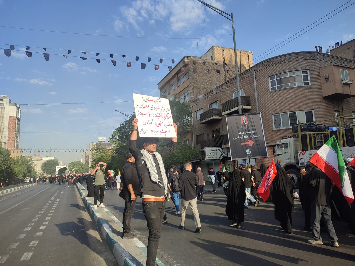 MahboubehJ37453's tweet photo. بزرگانی که برای عزتِ ملت، خون می‌دهند، هرگز نمی‌میرند؛ آن‌ها در تاریخِ حاکمیتِ حق، حک شده‌اند. وداع با فرماندهِ مسیرِ عزت. #باید_برخاست
#پدر_امت https://t.co/ONZdgvZrMR