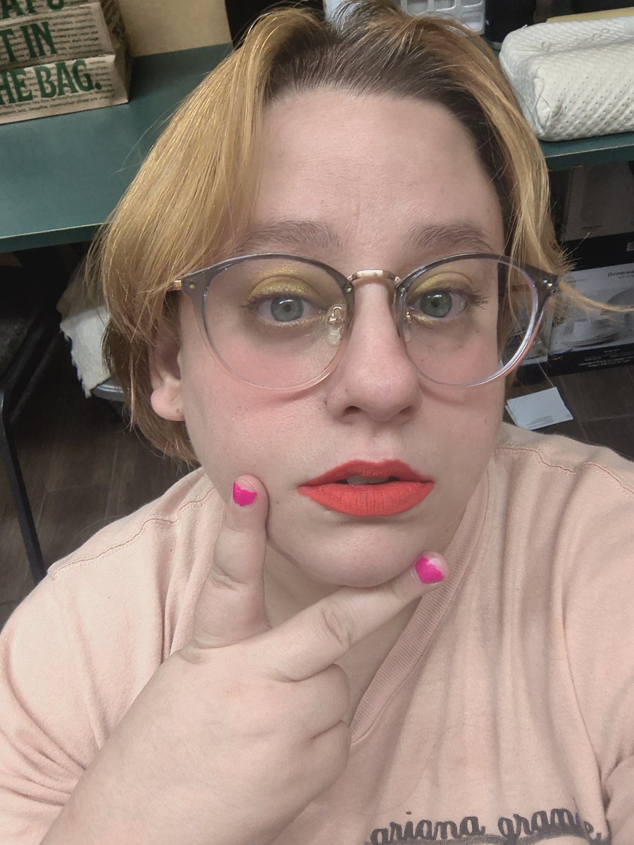 crying__violet's tweet photo. In the mood for girlyrock tonight at work https://t.co/pA6aeH3DNz