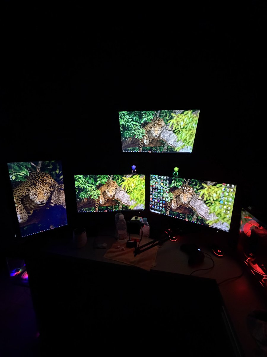 vitorhugouau's tweet photo. @blxckoutz gott the juice 

Pc 1: 
Ryzen 5 5600 
B450m steel legend
32gb de ram (2x16) 
rtx 5060 8gb
1tb nvme kingston 
240gb ssd kingston 
1tb hd 

Pc 2: 
I7 2600
b75 duex
16gb ram
gtx 1650
240gb ssd 
4tb hd raid 1
5 monitor 1x240hz, 2x180hz, 2x60hz
mic fifine am8 
fone air pods pro 3 https://t.co/pXt3b9acO4